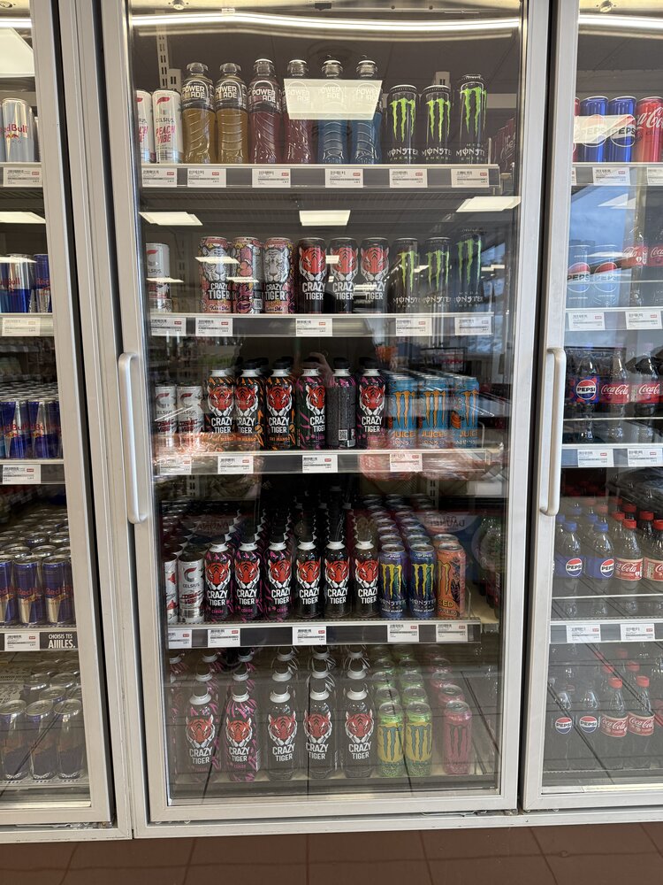 Frigo energy drinks Monster/Crazy Tiger/Red Bull — facing multicolore