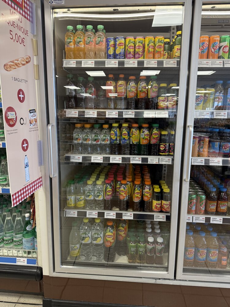 Frigo jus de fruits/thés glacés Lipton, Oasis — facing dense multi-parfums