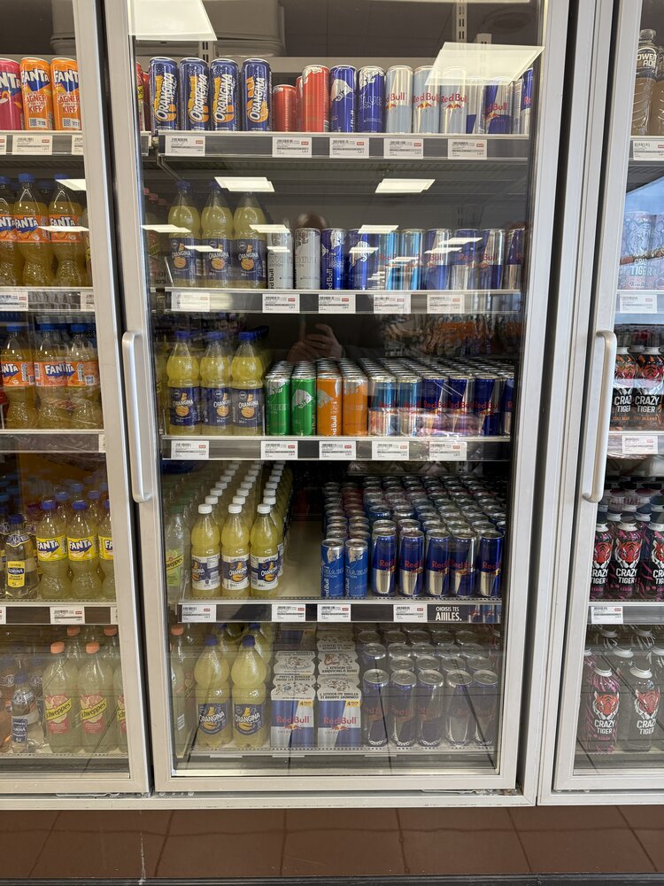 Frigo sodas Fanta/Sprite/7up/Schweppes — facing complet