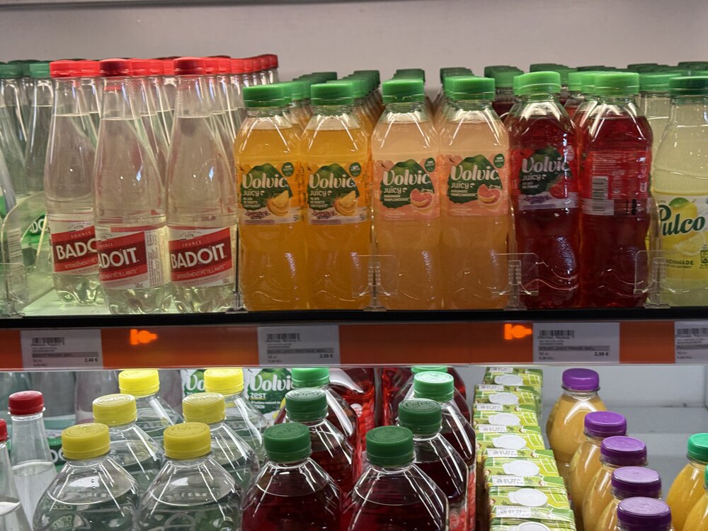 Bouteilles Fuze Tea/Oasis/Fanta en fin de linéaire eaux-jus, juste avant le rayon sodas