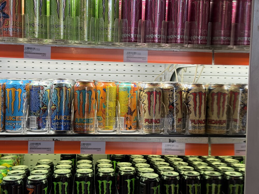 Linéaire Monster Energy classique (vert/noir) en tête de rayon, promotion -50% affichée