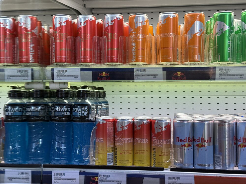 Red Bull éditions couleur — Apricot, Green, Blue Edition, facing arc-en-ciel