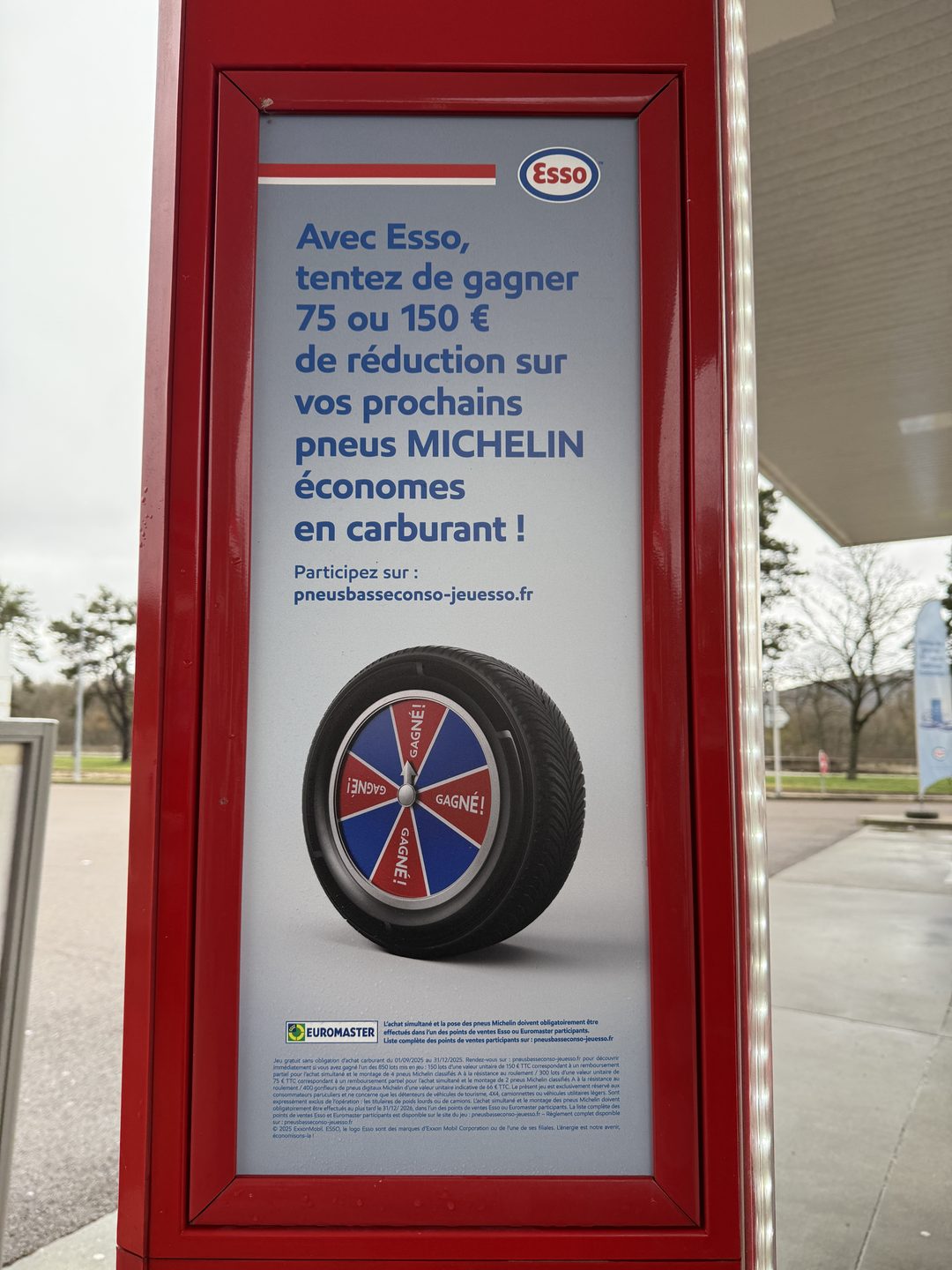 Panneau Esso Michelin roue pneu jeu concours vue 1