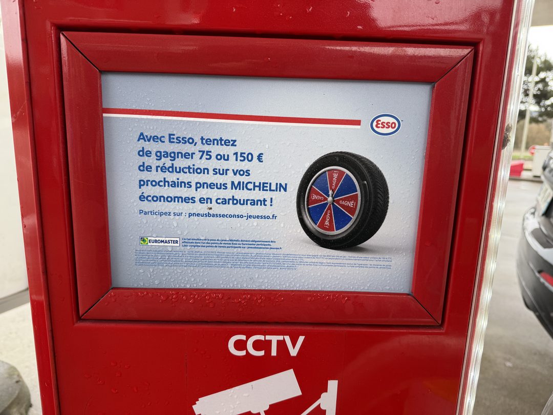 Panneau Esso Michelin roue pneu jeu concours vue 2