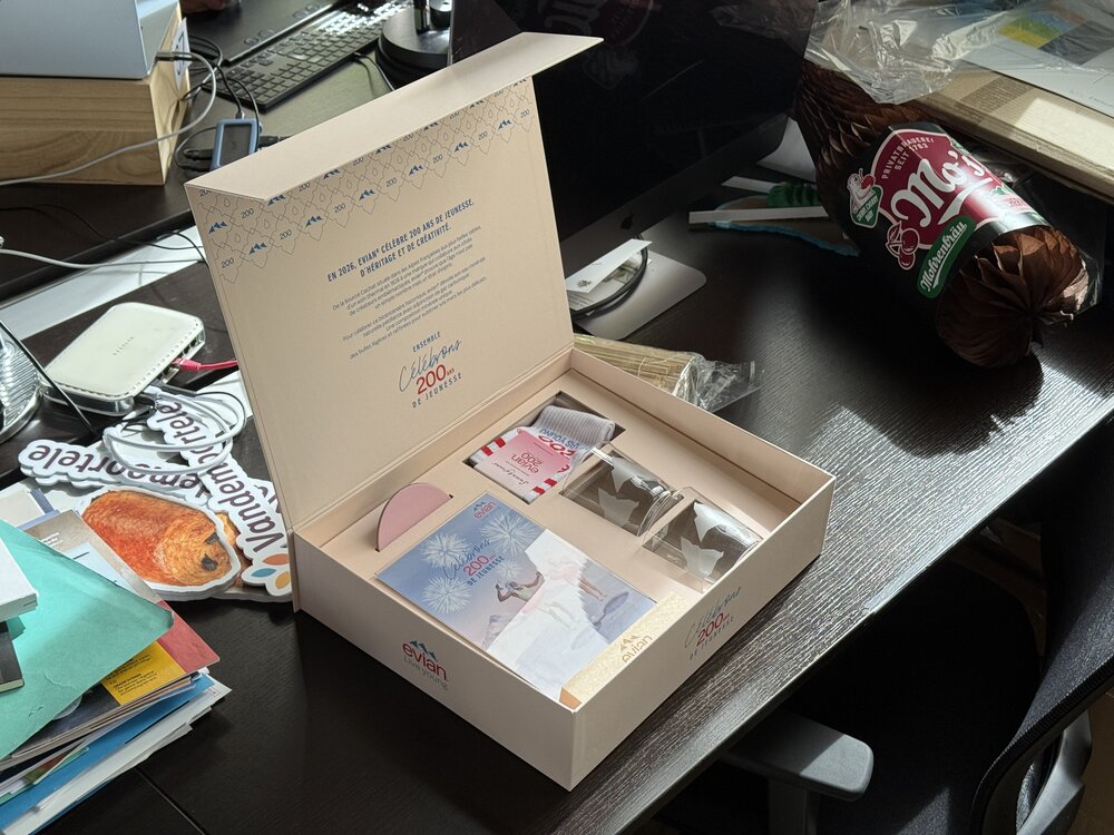 Vue d'ensemble en angle du coffret ouvert sur le bureau