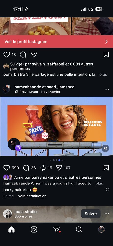 Panneau grand format Fanta, portrait souriant en gros plan à côté de la bouteille produit, accroche 