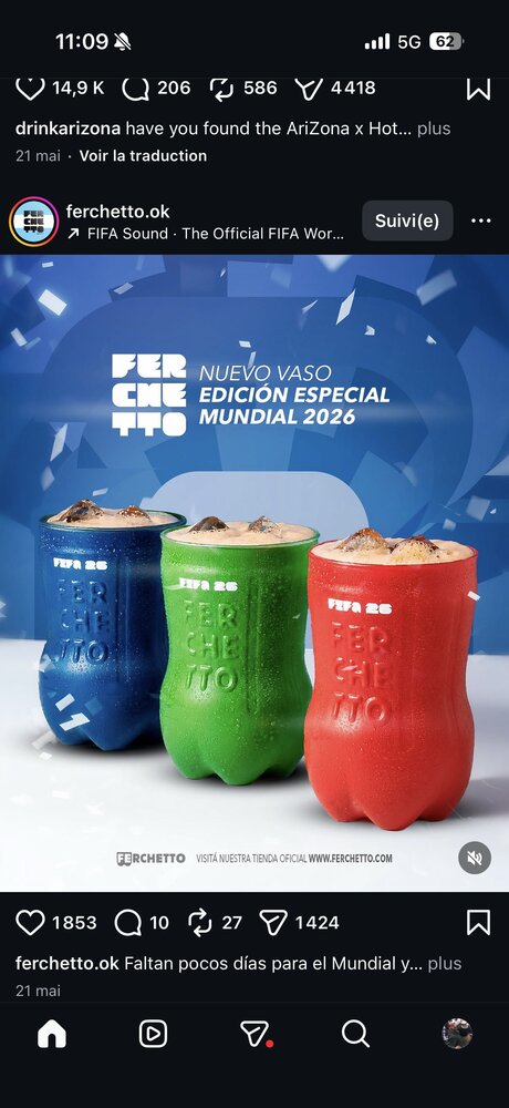 Trois gobelets sculptés Ferchetto (bleu, vert, rouge) en édition spéciale Mundial 2026, garnis d'une boisson glacée