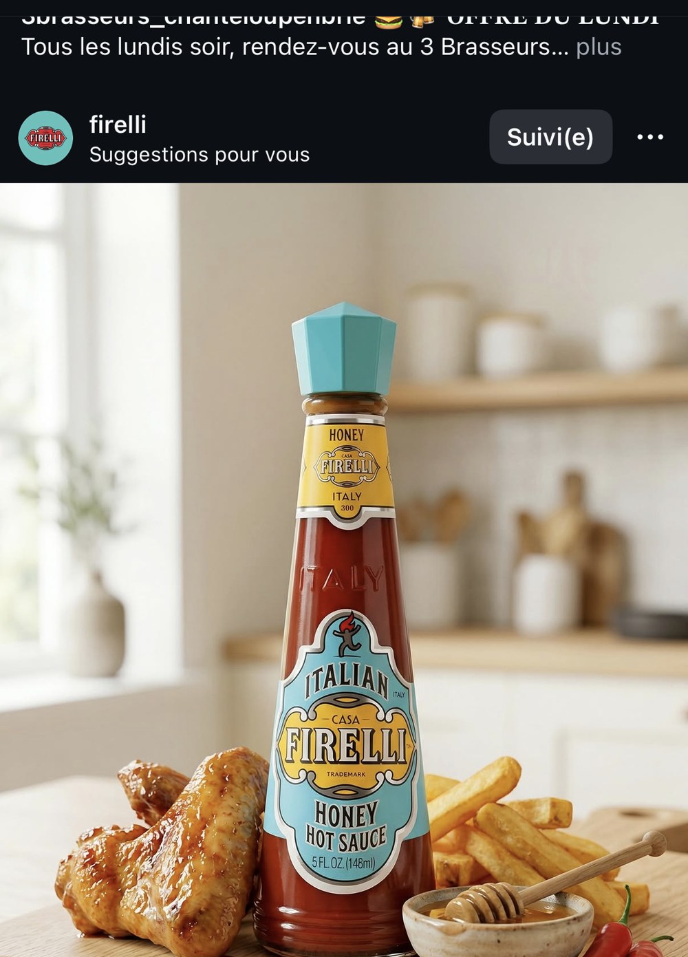 Firelli — flacon « Italian Honey Hot Sauce », bouchon turquoise à facettes, étiquette écusson bleu et jaune, mise en scène avec ailes de poulet et frites