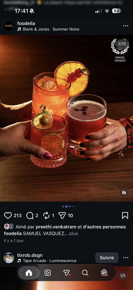 Trinquette de 3 cocktails ambrés/rouges tenus par 2 mains, éclairage chaud doré, badge « Photography Awards » Samuel Vasquez