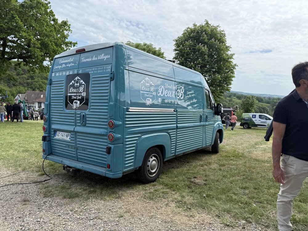 Camion Citroën HY bleu vintage « Deux B, Brut Food » — habillage marque complet sur carrosserie, événementiel/mariage/fête