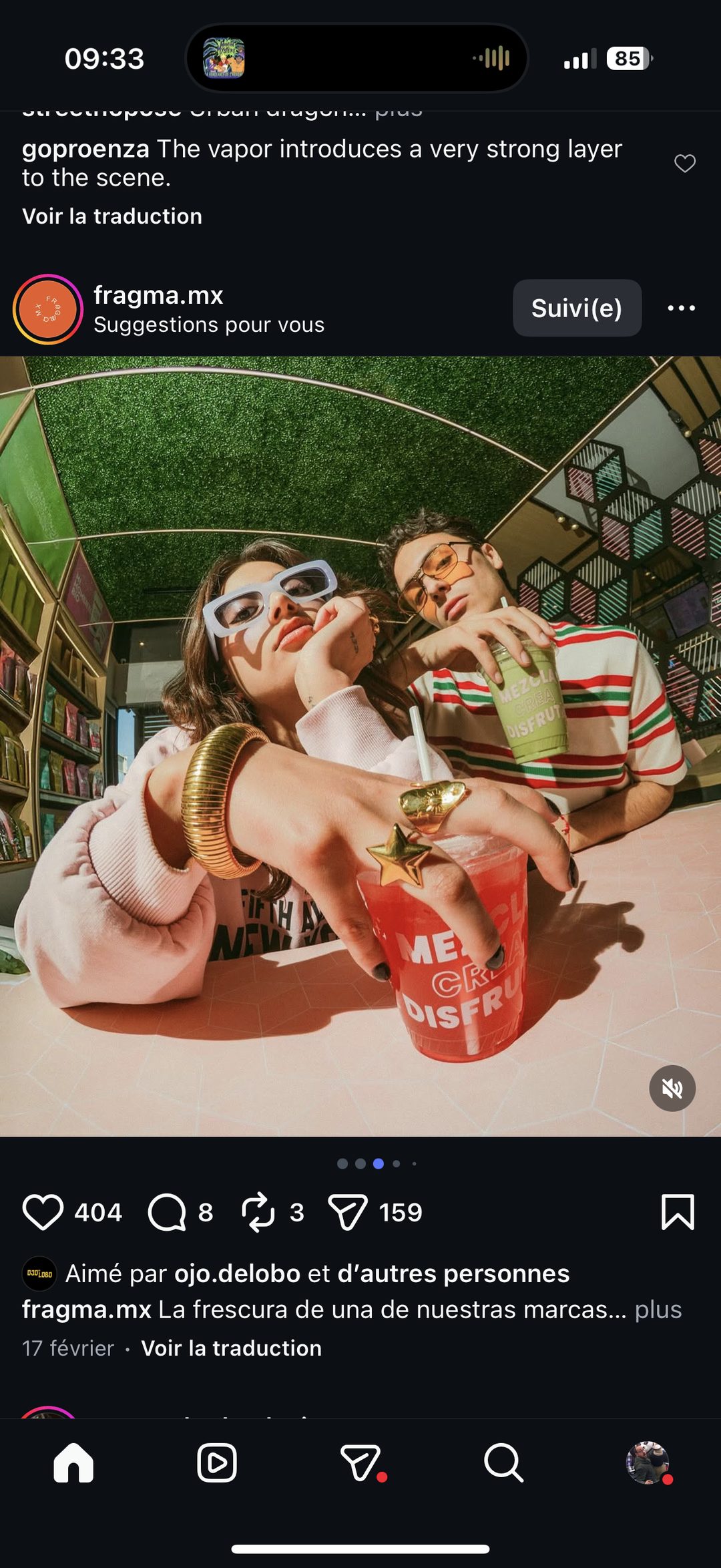 Publicité Fragma.mx — duo au comptoir avec boissons mezcal en point de vente
