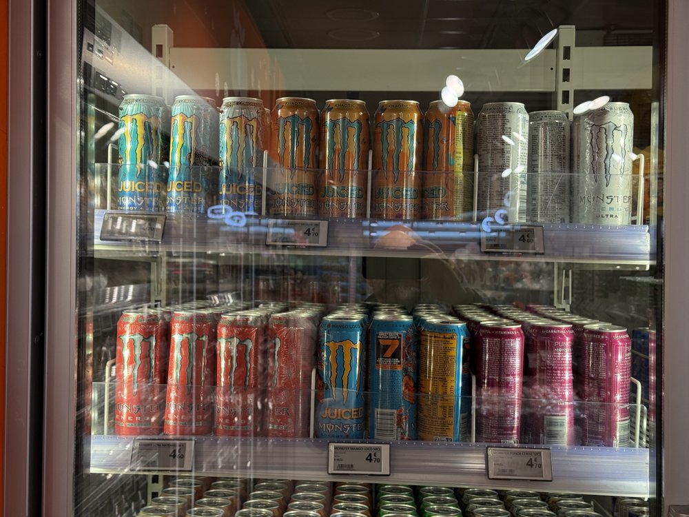 Frigo Monster Red Bull rayon energisant vue 3