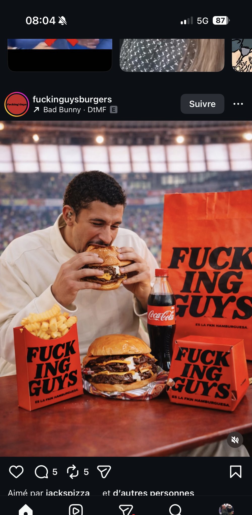 Food styling burger empile fromage fondant contexte stade