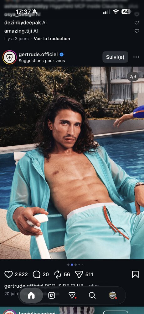 Portrait homme au bord de la piscine, peignoir turquoise ouvert