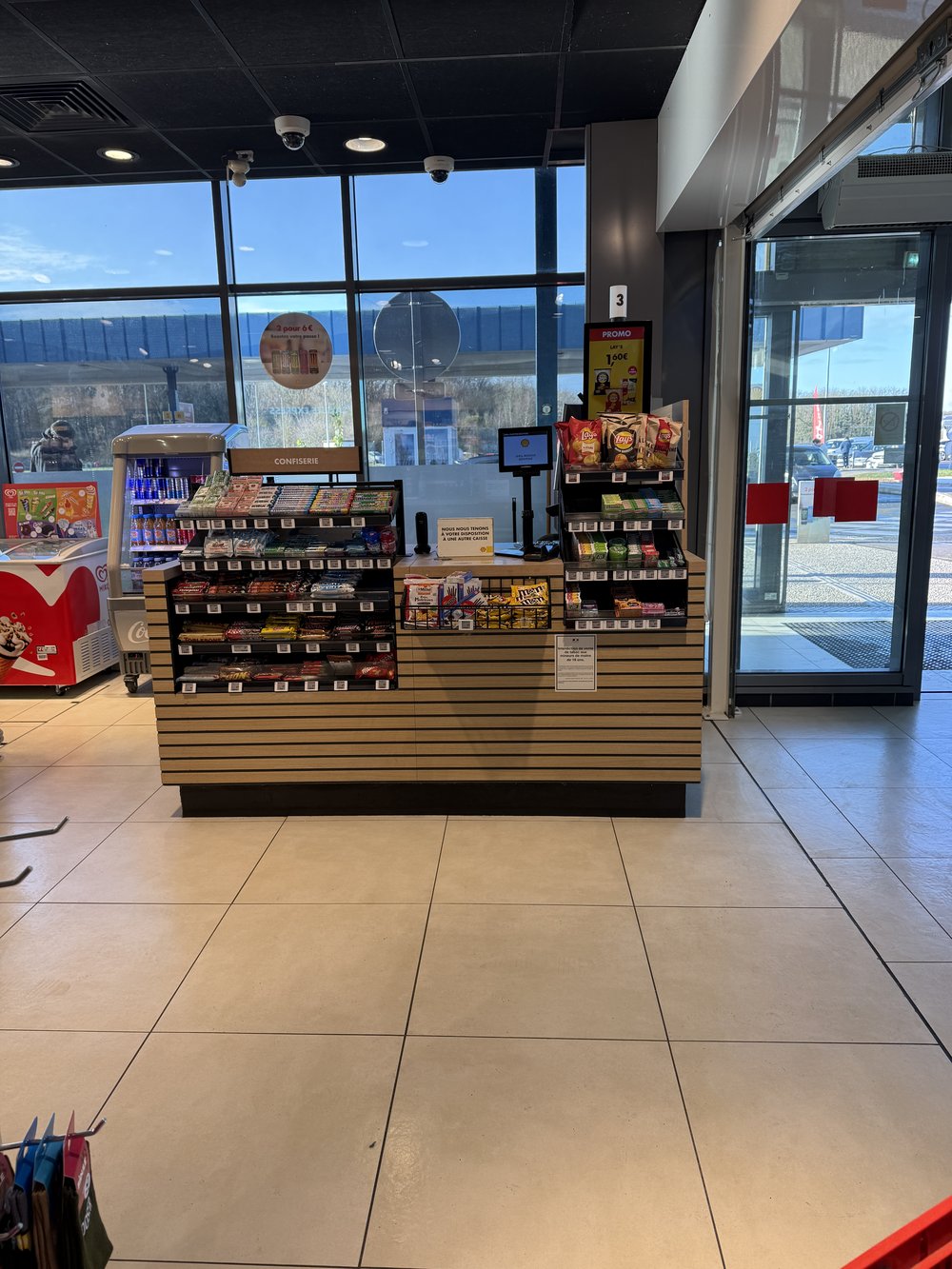 Gondole impulse buy confiserie caisse station-service
