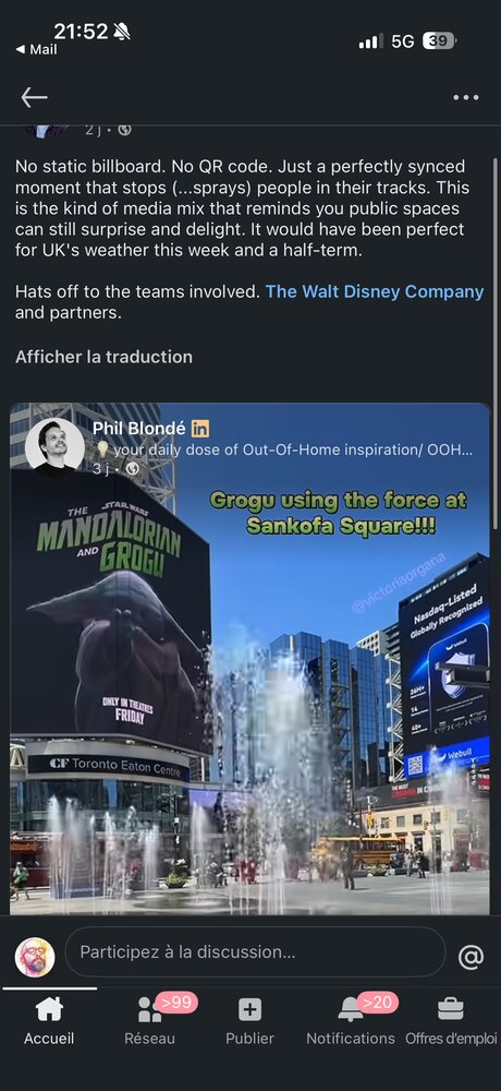 Panneau géant « The Mandalorian and Grogu » à Sankofa Square (Toronto), fontaines synchronisées