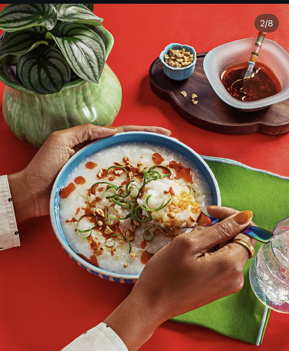 Bol de riz au saumon façon donburi, mise en table florale printanière