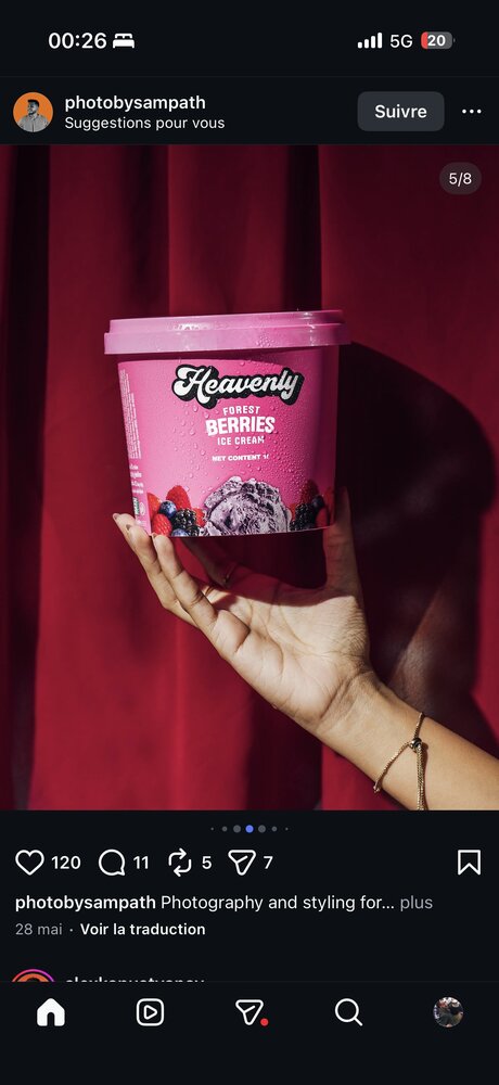 Gros plan pot Forest Berries, fond velours rouge