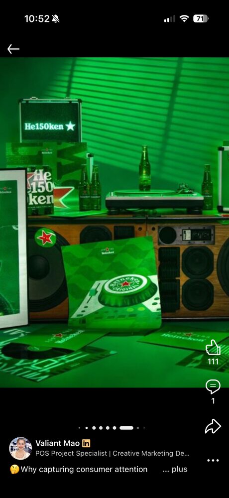 Tourne-disque et disque vinyle floqué Heineken, bouteilles au sol