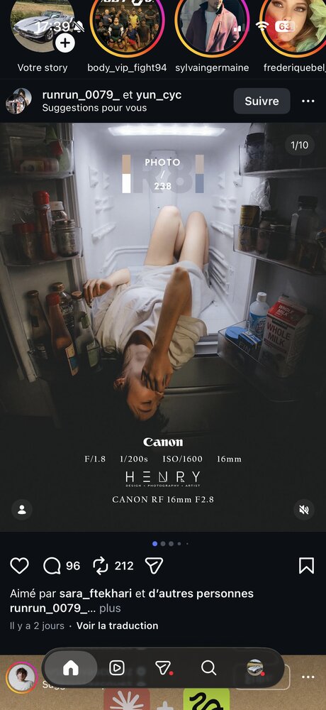 Mannequin allongée à l'intérieur d'un réfrigérateur ouvert, tourné au Canon RF 16mm f/2.8