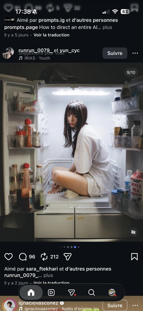Vue depuis l'intérieur du frigo, cadrage large sur les étagères