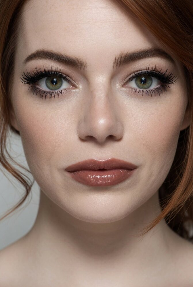 Portrait IA photoréaliste — rousse aux yeux verts, maquillage nude glossy, éclairage studio doux