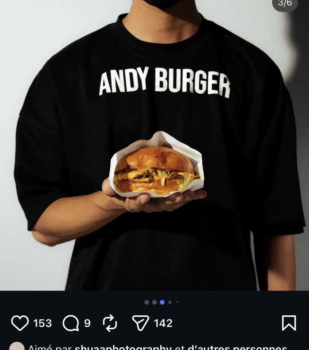 T-shirt merch Andy Burger porte avec burger en main