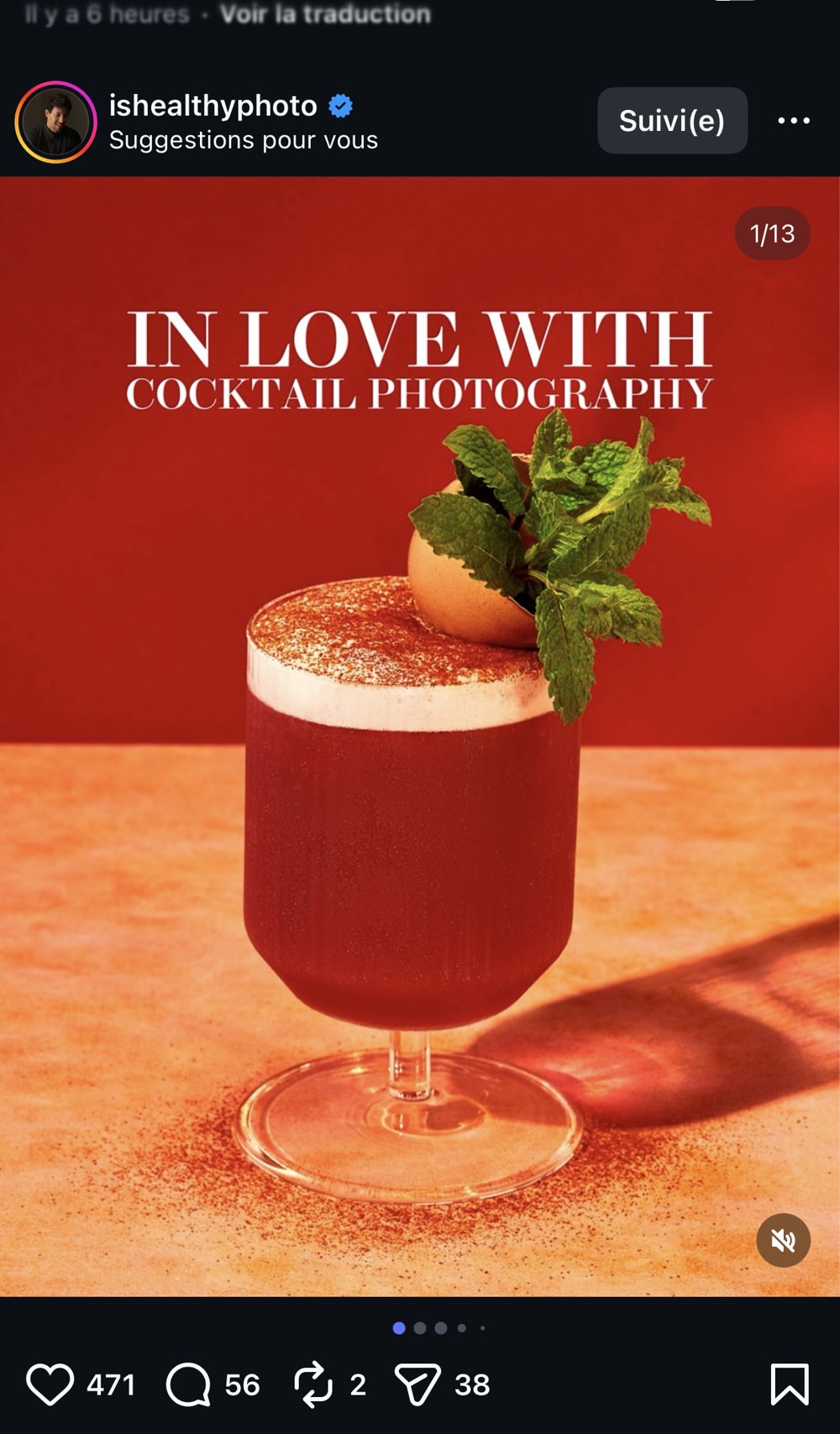 Slide de couverture « In Love With Cocktail Photography », cocktail rouge à la menthe et coquille d'œuf sur fond bicolore