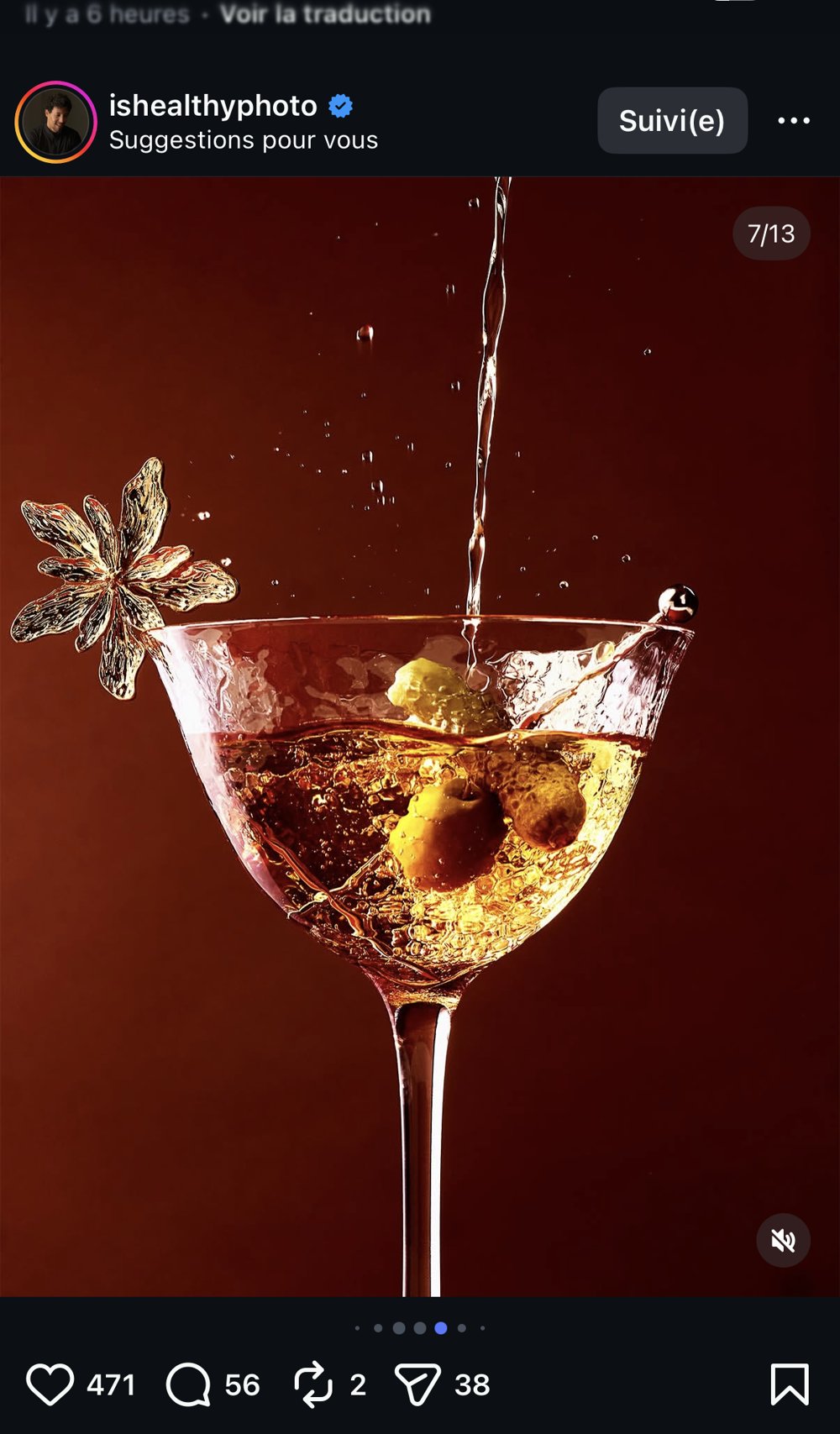 Martini avec olives et bijoux en premier plan, mise en scène « jewelry meets drinks »
