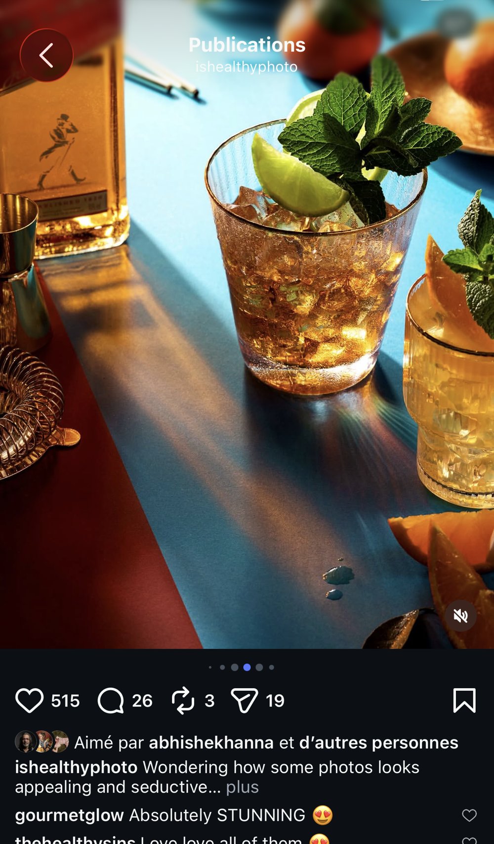 Scène de bar complémentaire : whisky et cocktails multiples sur table en bois, post voisin du même compte