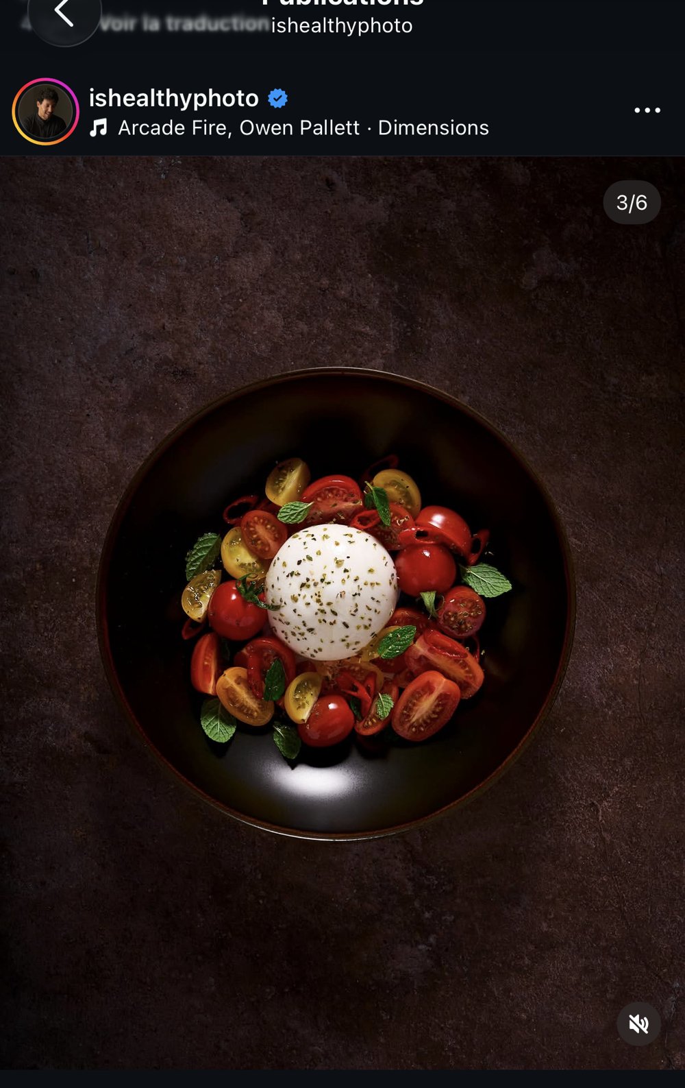 Assiette caprese épurée vue de dessus, burrata/tomates cerises/basilic sur assiette noire mate