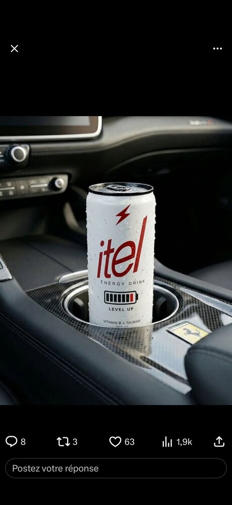 Canette itel Energy Drink blanche avec éclair rouge, posée dans un porte-gobelet de voiture