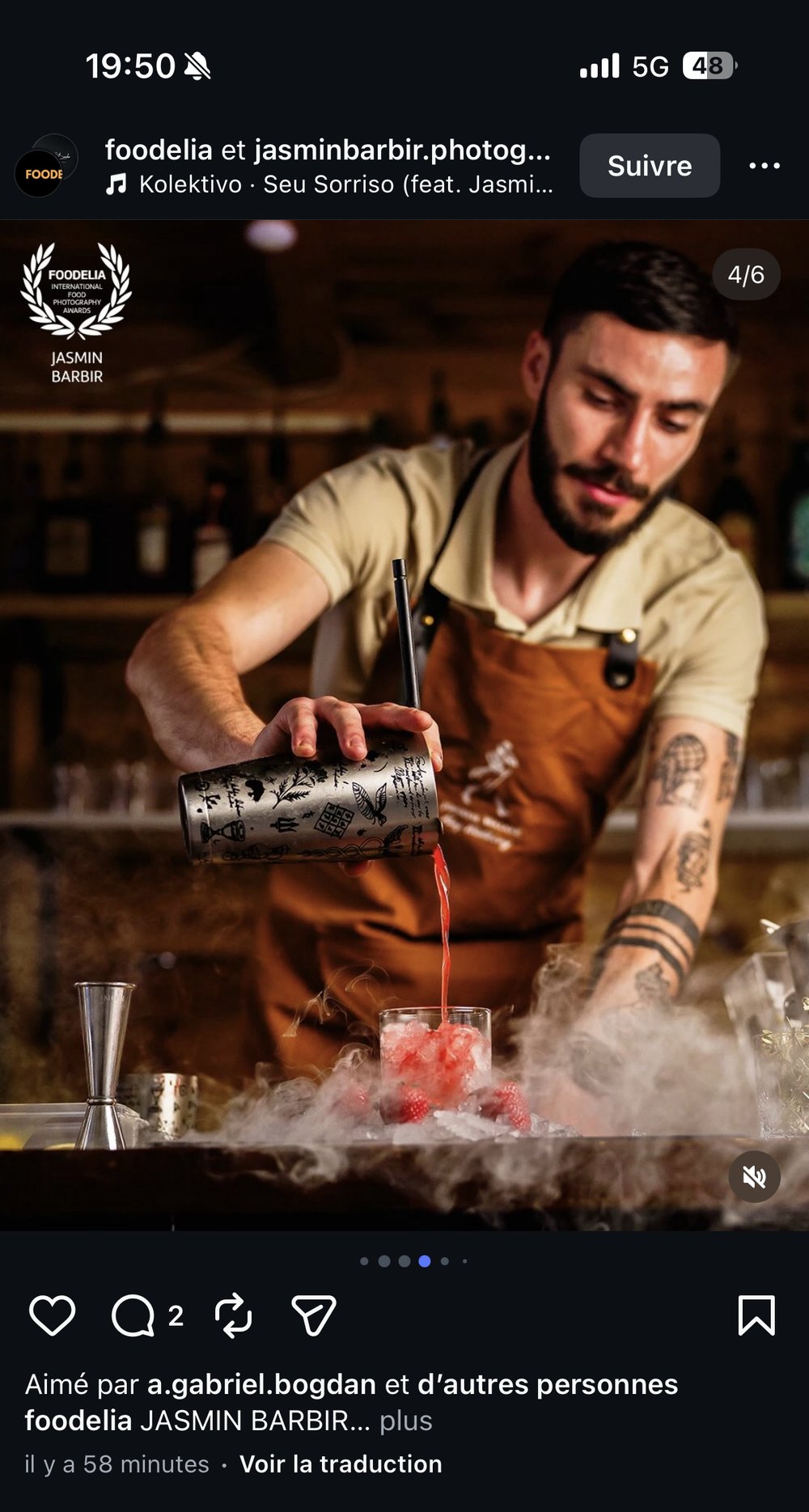 Barman preparant un cocktail