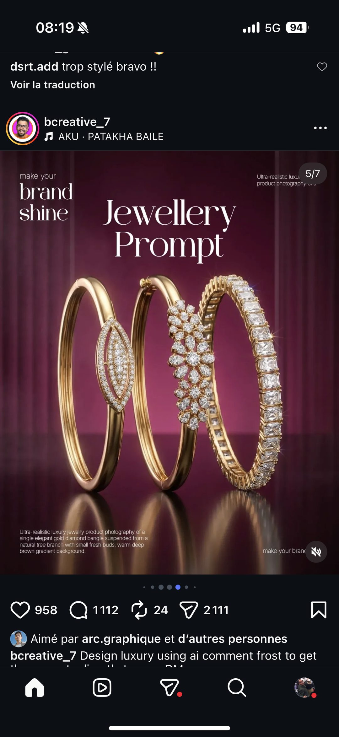 Jewellery Prompt — trio de bracelets dorés sur fond bordeaux (5/7)