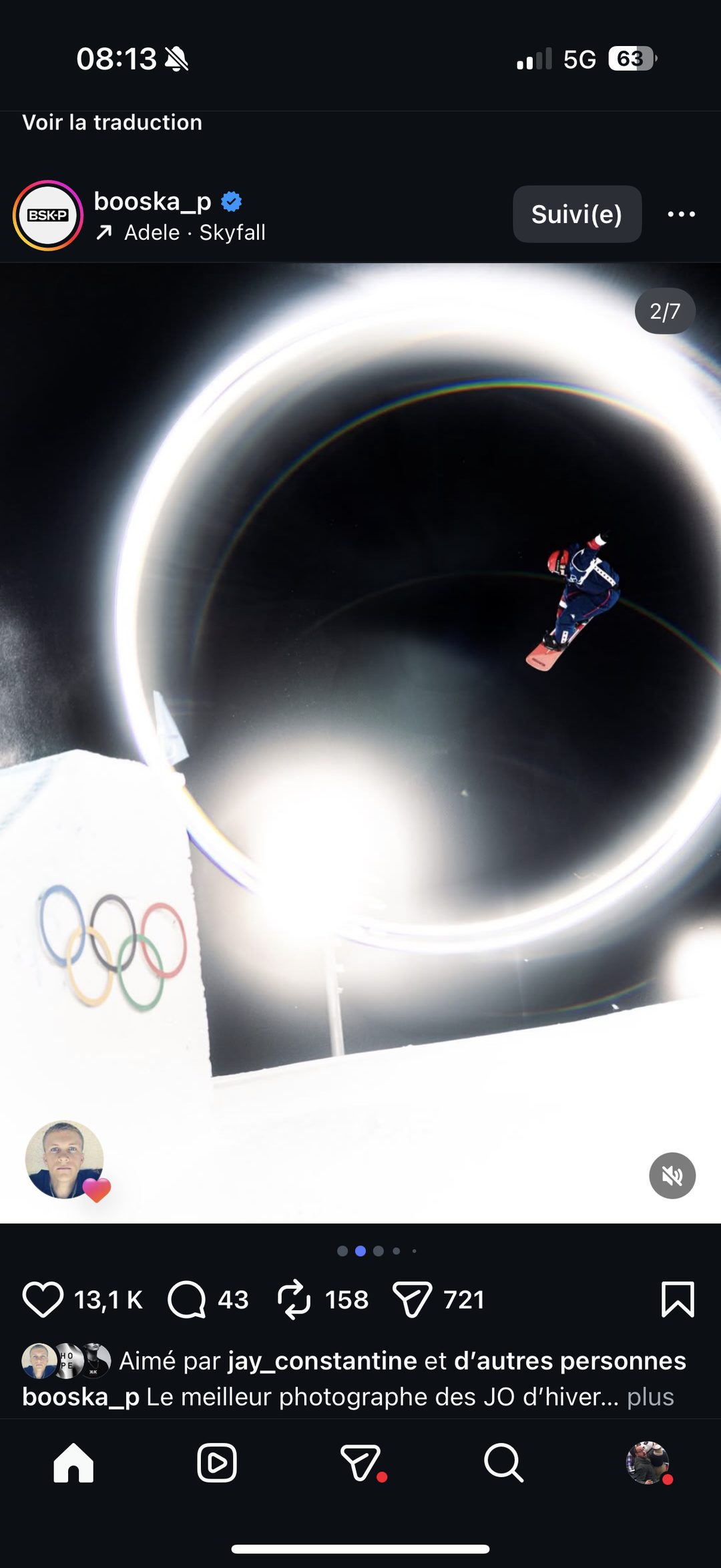 Snowboardeur saut halo lumineux Jeux Olympiques hiver