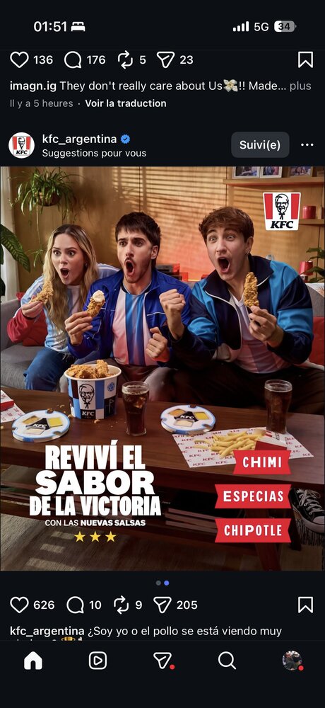 Trois supporters exubérants tenant des morceaux de poulet devant un bucket KFC et les nouvelles sauces Chimi/Especias/Chipotle