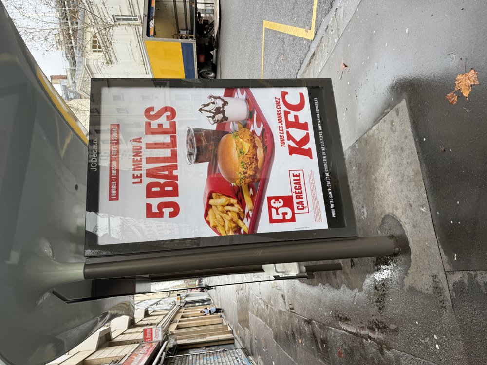 KFC affichage 5 balles panneau publicitaire couloir metro