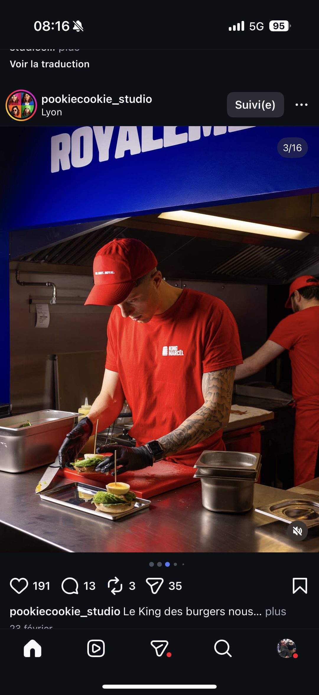 Backstage cuisine King Marcel, uniforme rouge et dressage soigné