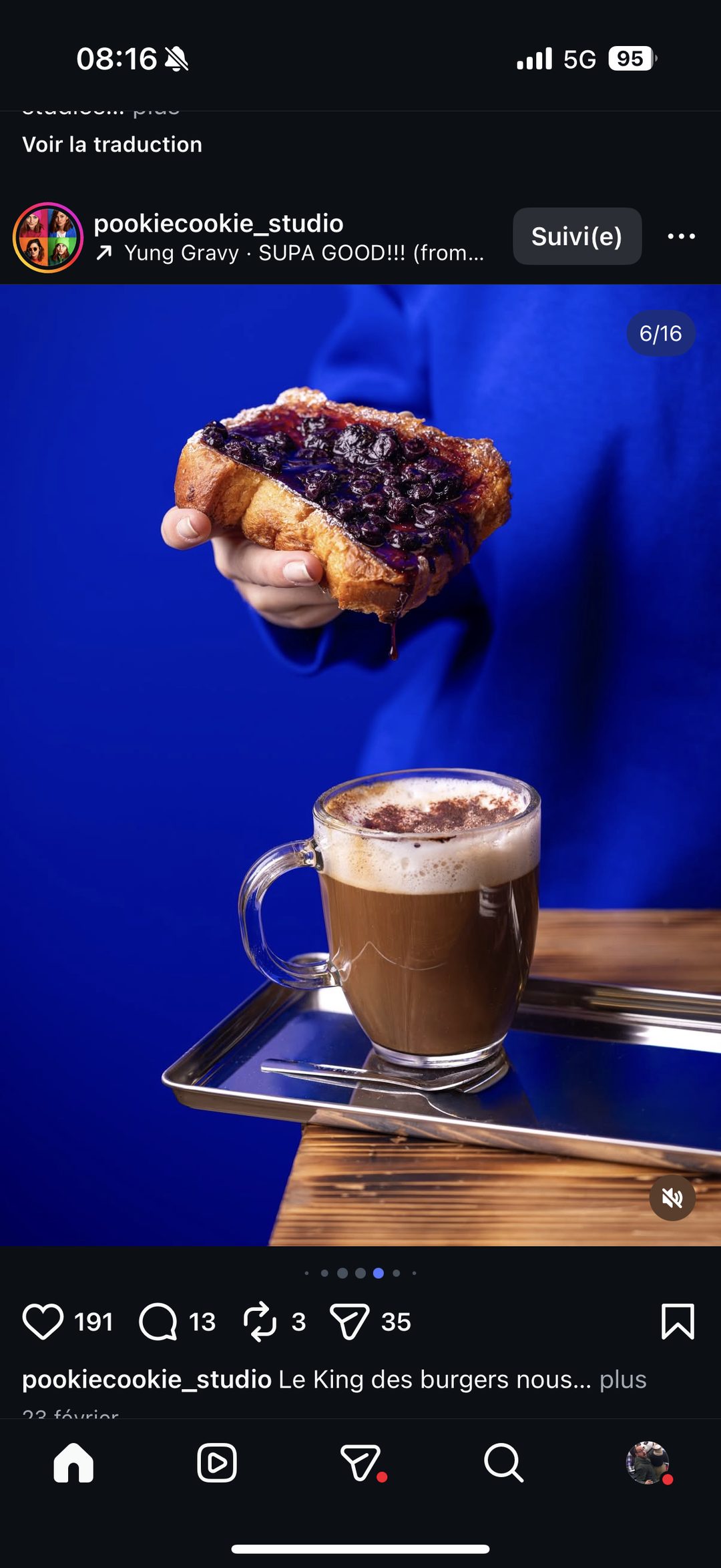 Nature morte bleu électrique, croissant myrtille et café King Marcel