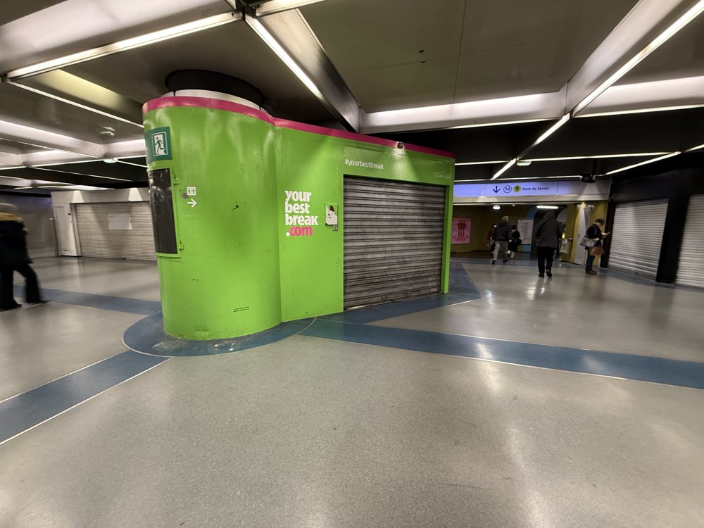 Kiosque vert yourbestbreak station metro Paris vue 2