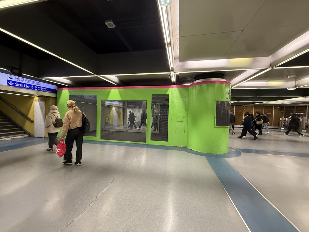 Kiosque vert yourbestbreak station metro Paris vue 3