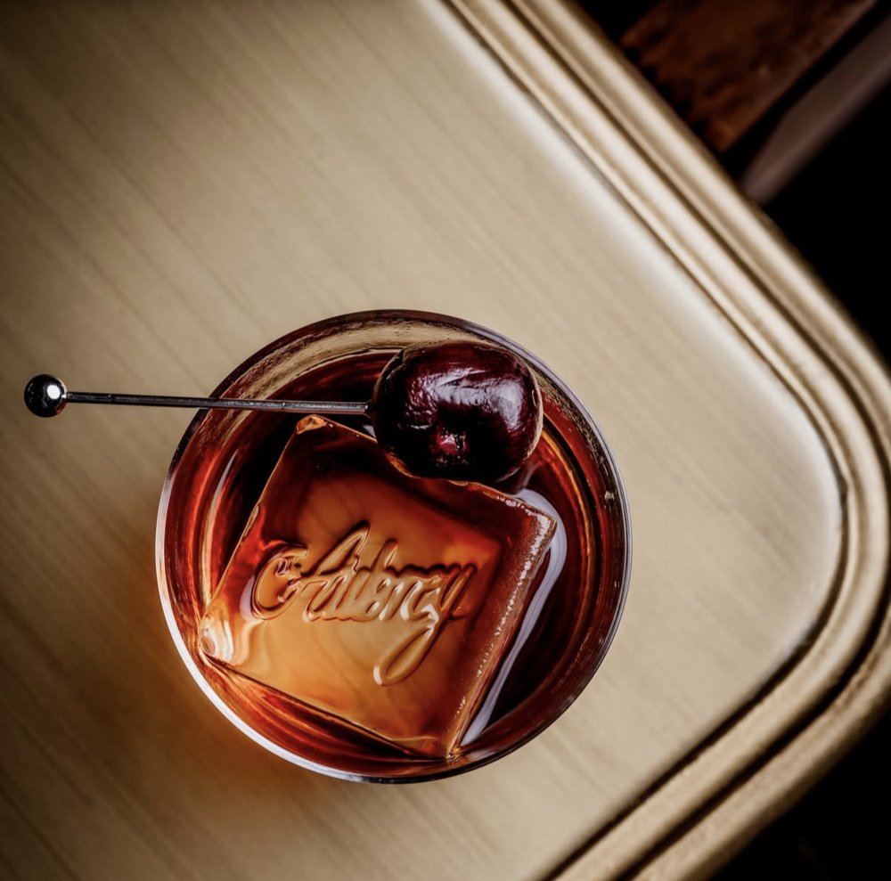 The Aubrey — glacon grave du monogramme du bar en gros plan zenithal