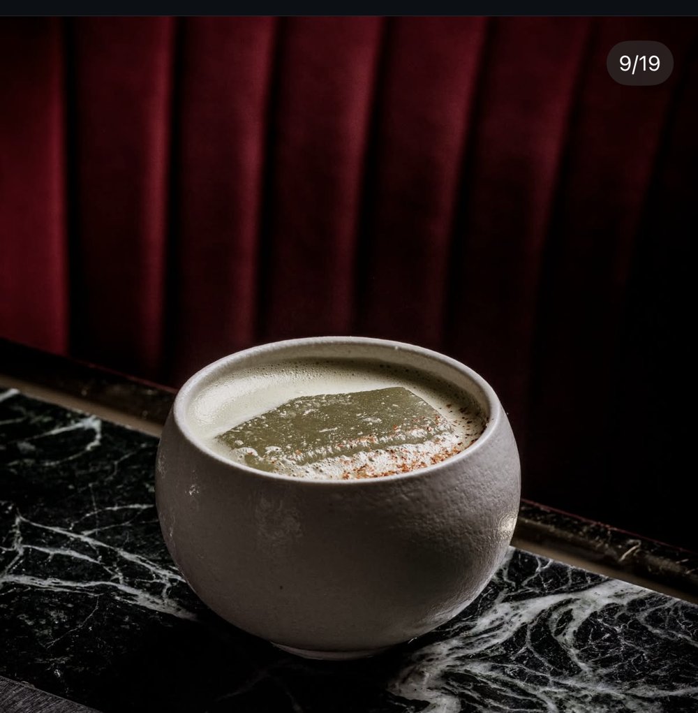 The Aubrey — bol matcha latte sur banquette velours