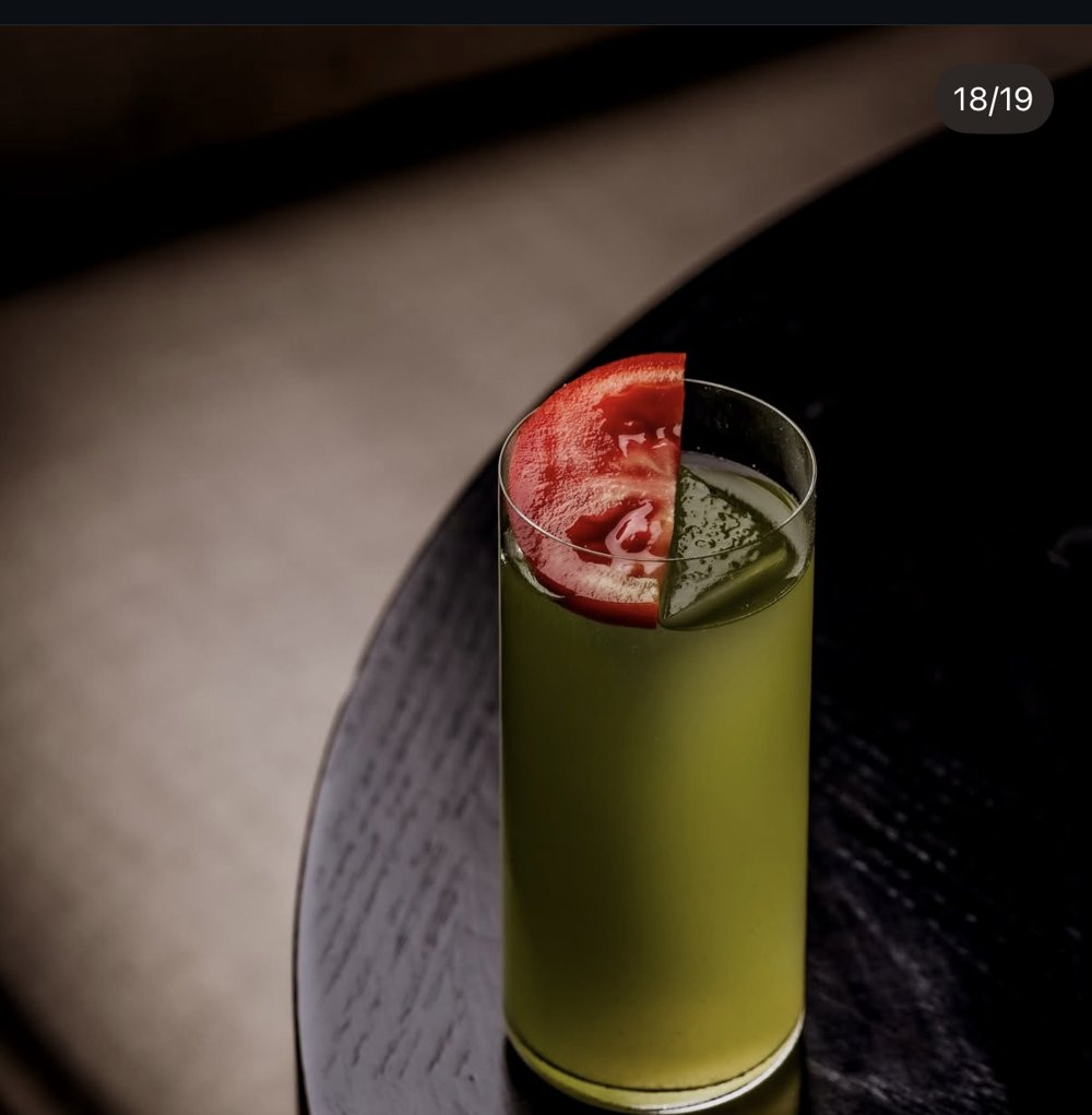 The Aubrey — verre garni tranche de tomate