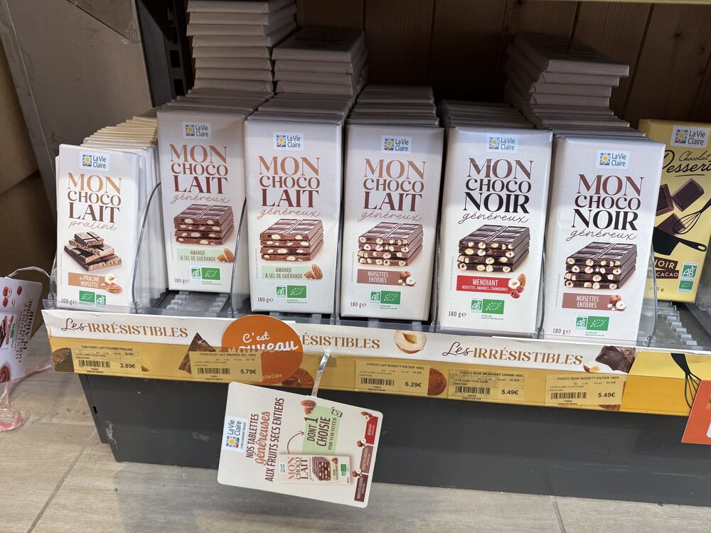 Présentoir « Mon Choco Lait/Noir généreux » La Vie Claire — tablettes bio aux fruits secs entiers, gamme « Les Irrésistibles »