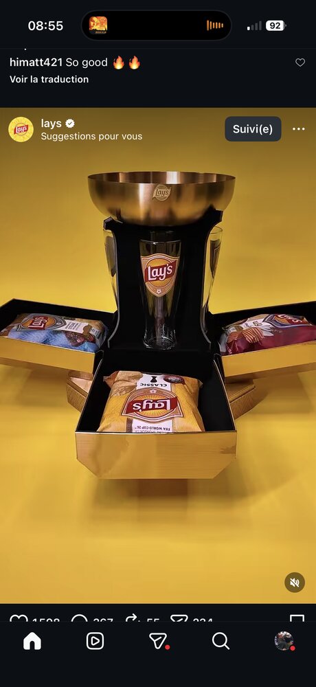 Présentoir doré façon coupe, 3 sachets Lay's
