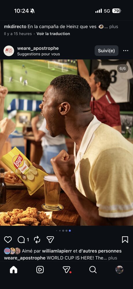 Scène de groupe célébrant devant un match à domicile, chips Lay's et pizza sur la table basse