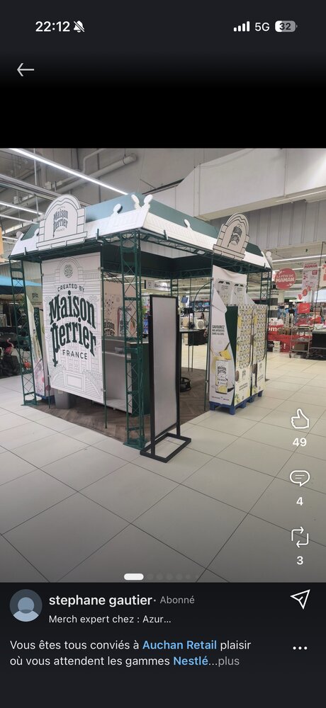 Vue large du stand dans l'allée du magasin Auchan