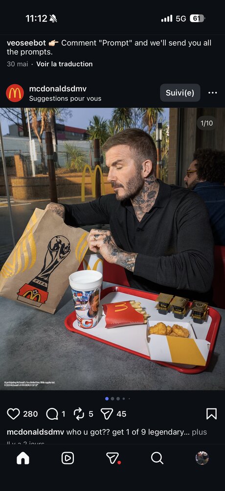 David Beckham attablé chez McDonald's avec un sac frites floqué du trophée FIFA World Cup et un plateau repas
