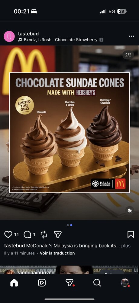 Trois cônes sundae glacés McDonald's nappés de chocolat Hershey's (chocolat, chocolat-vanille, ChocoTop), packshot sur fond restaurant